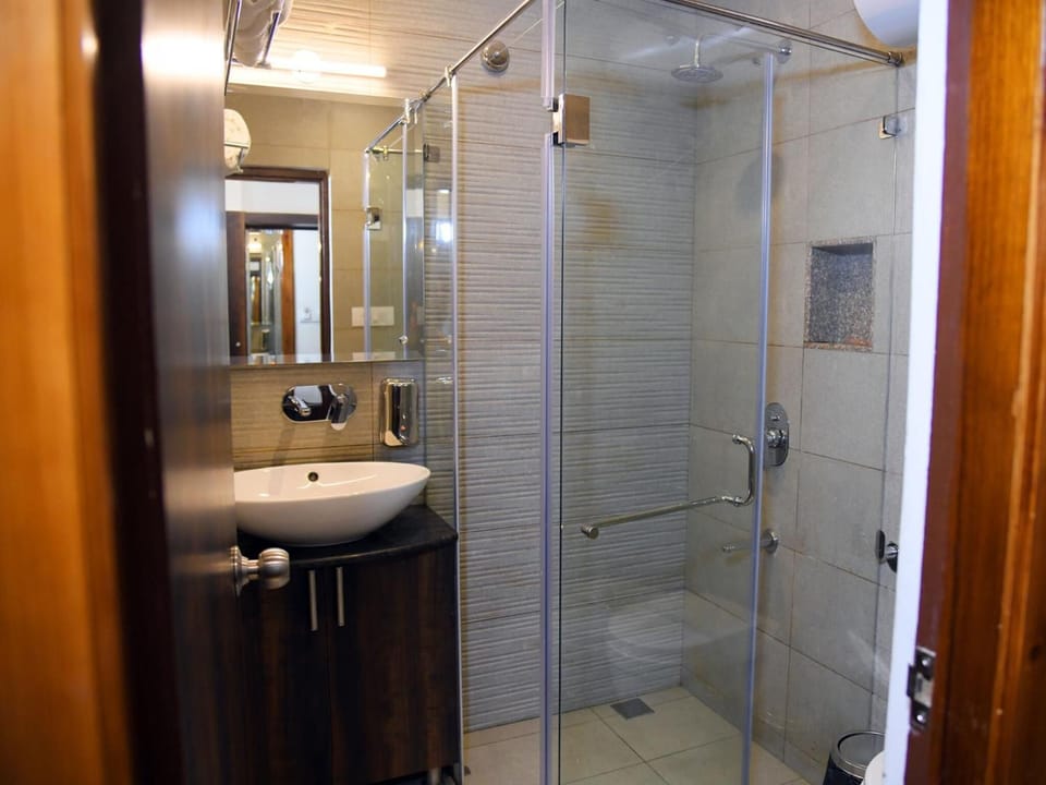 Shower, rainfall showerhead, free toiletries, hair dryer