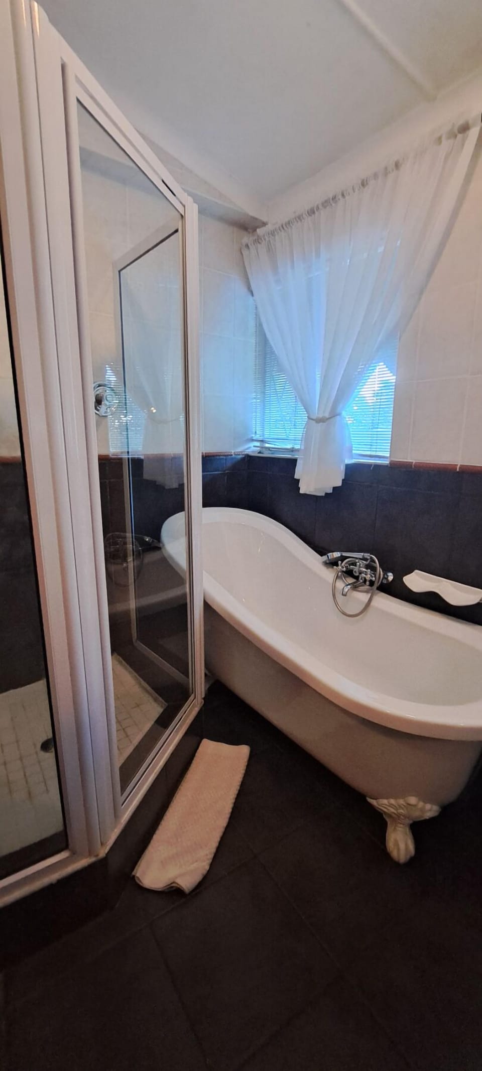 Executive Double Room, 1 King Bed, Garden View | Bathroom | Free toiletries, hair dryer, towels