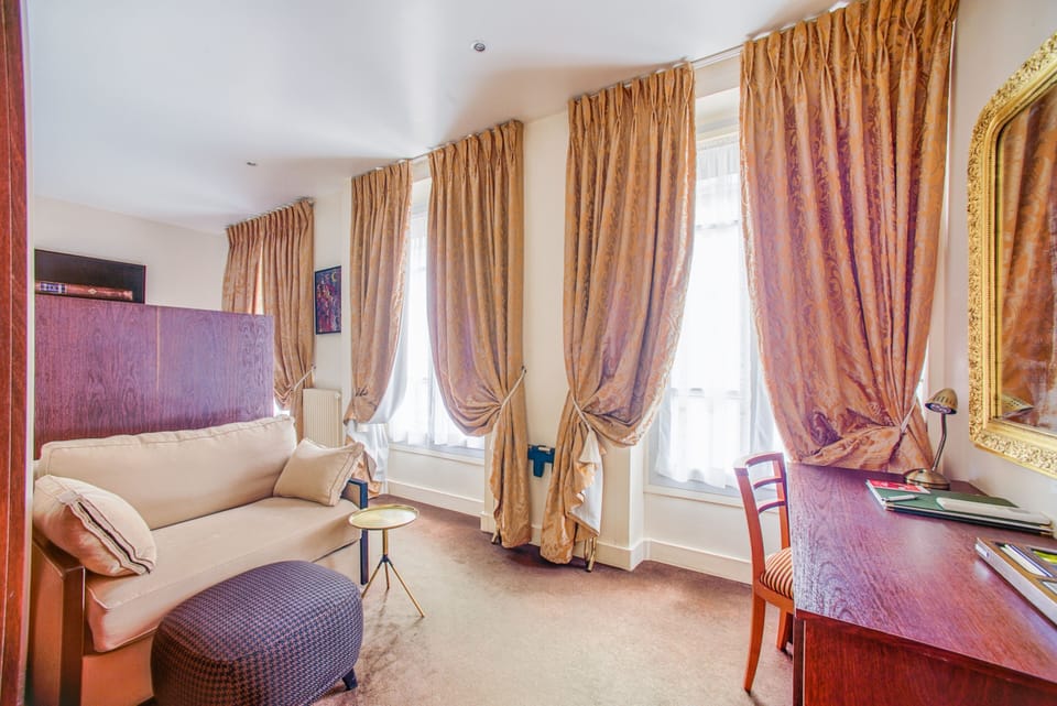 Superior Double Room (Shower) | Living area | TV