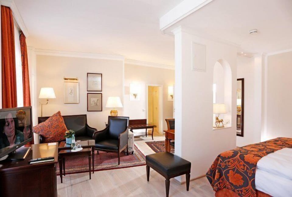 Suite | Living area | Flat-screen TV