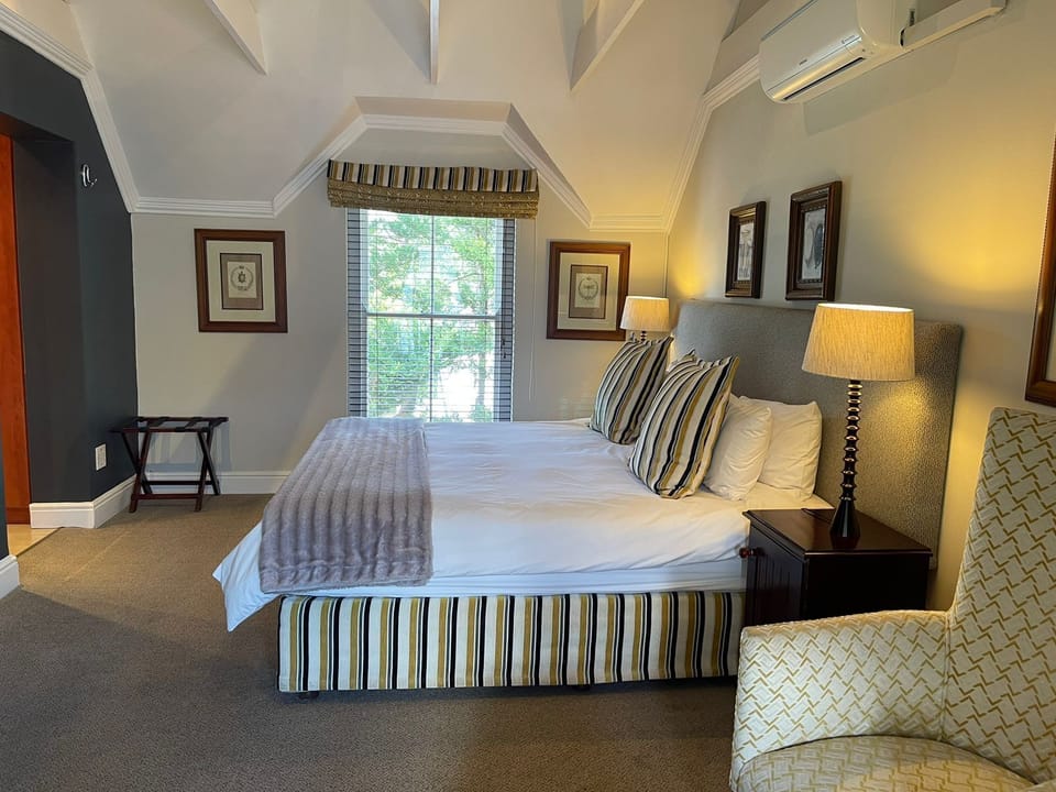 Deluxe Room | Minibar, in-room safe, desk, laptop workspace