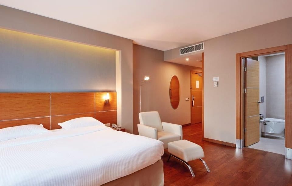 Premium bedding, minibar, in-room safe, desk