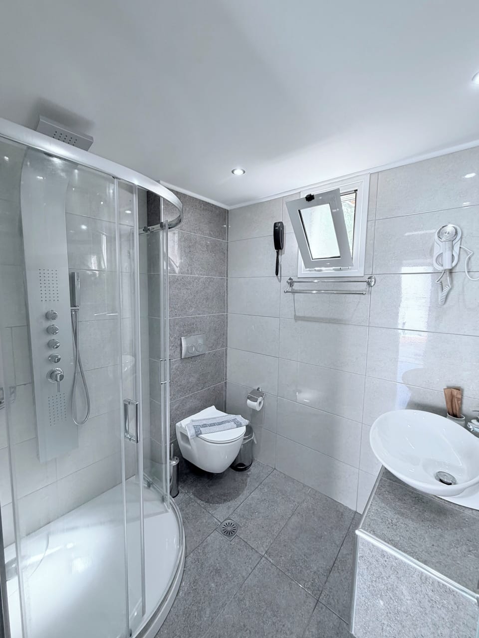 Deluxe Suite With Jacuzzi | Bathroom | Free toiletries, hair dryer, towels