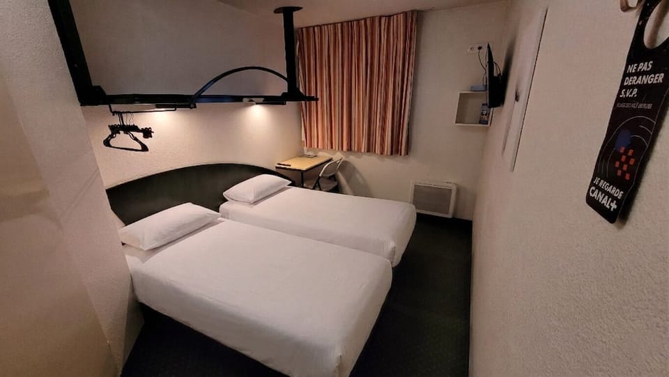 Twin Room | Desk, iron/ironing board, free cribs/infant beds, free WiFi