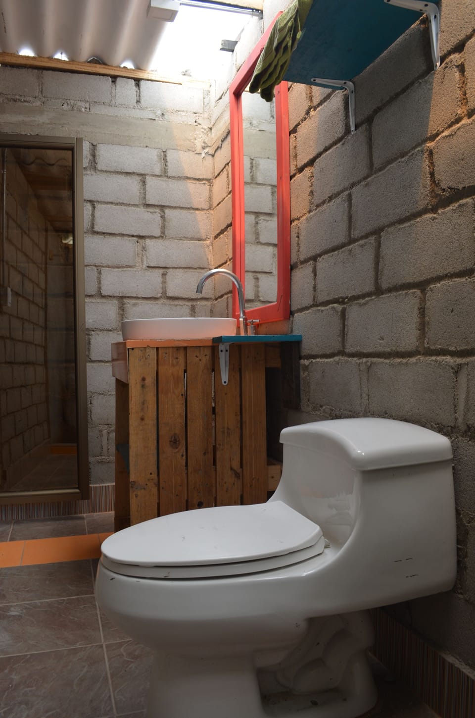 Shower, free toiletries, towels