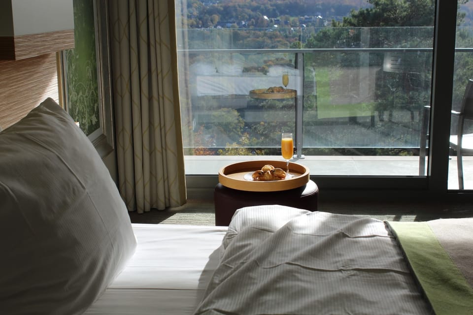 Design Room | Minibar, in-room safe, desk, soundproofing