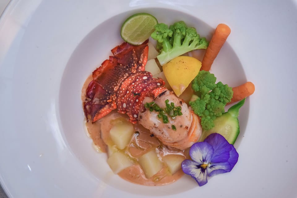 2 restaurants; lunch and dinner served