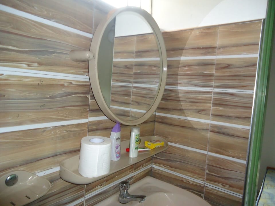 Shower, free toiletries, towels, shampoo