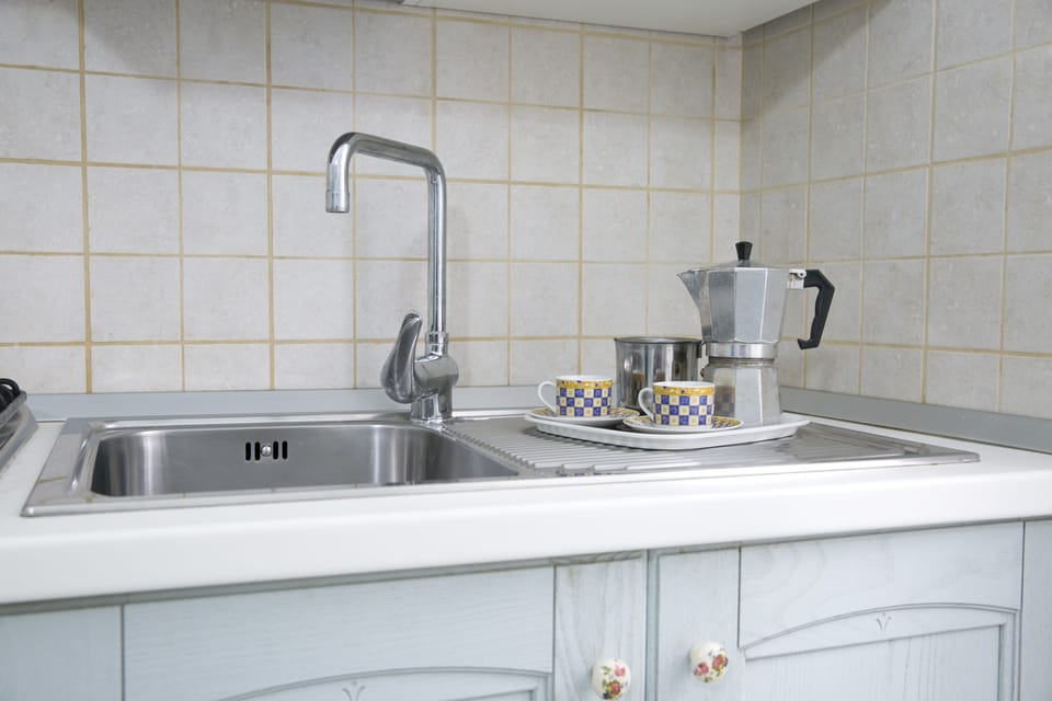 Comfort Studio, 1 Queen Bed, Kitchenette | Private kitchen | Fridge