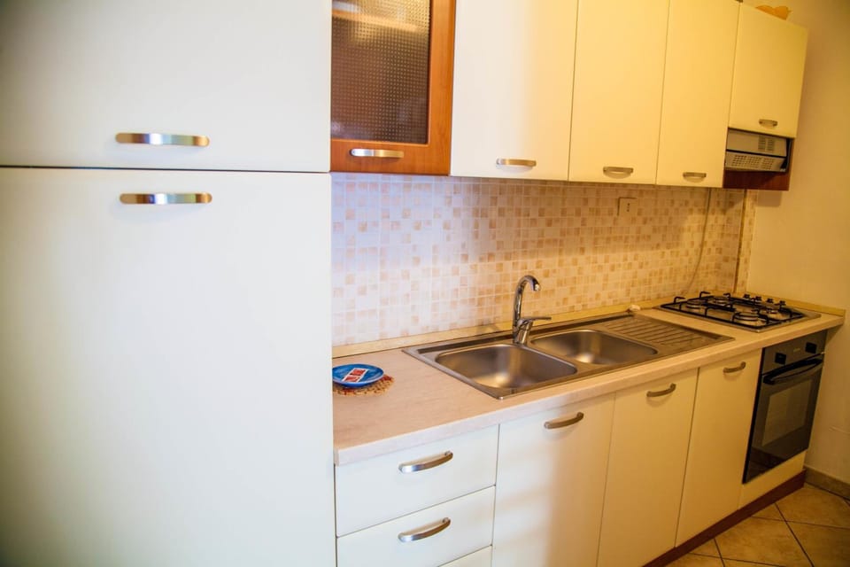 Full-size fridge, oven, stovetop, espresso maker