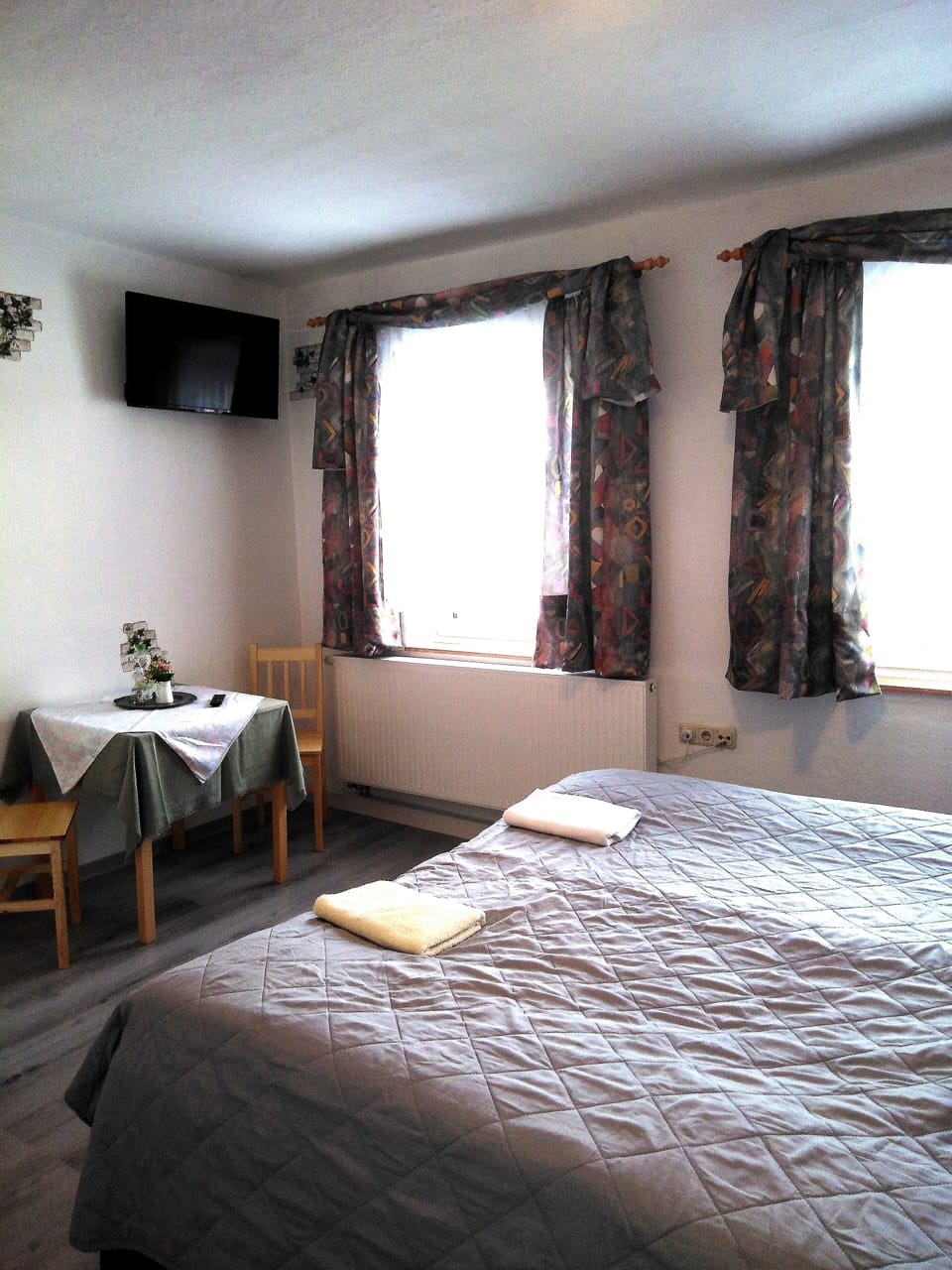 Free WiFi, bed sheets