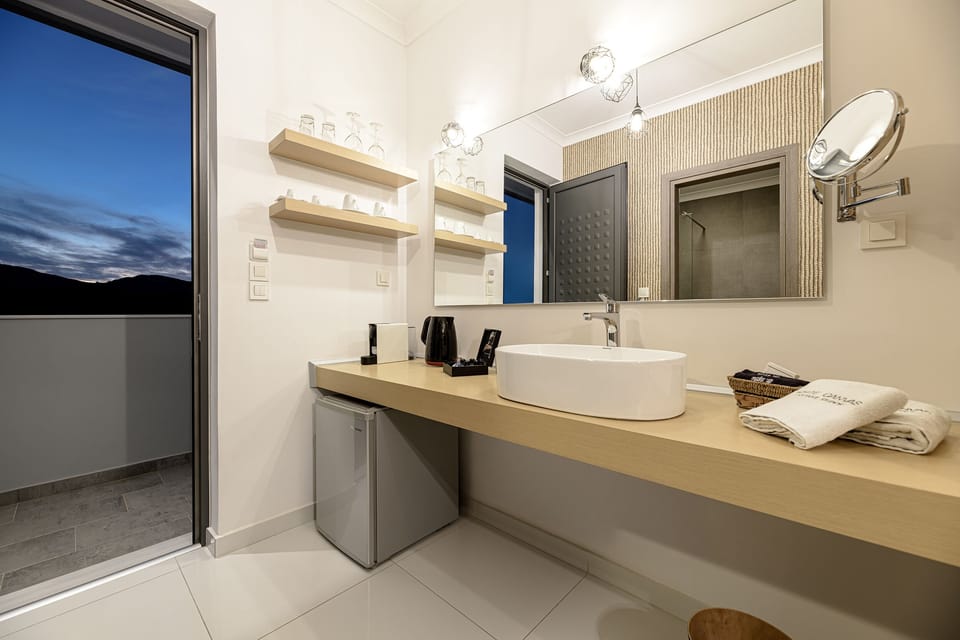 Studio, Pool View | In-room safe, blackout drapes, iron/ironing board, free WiFi