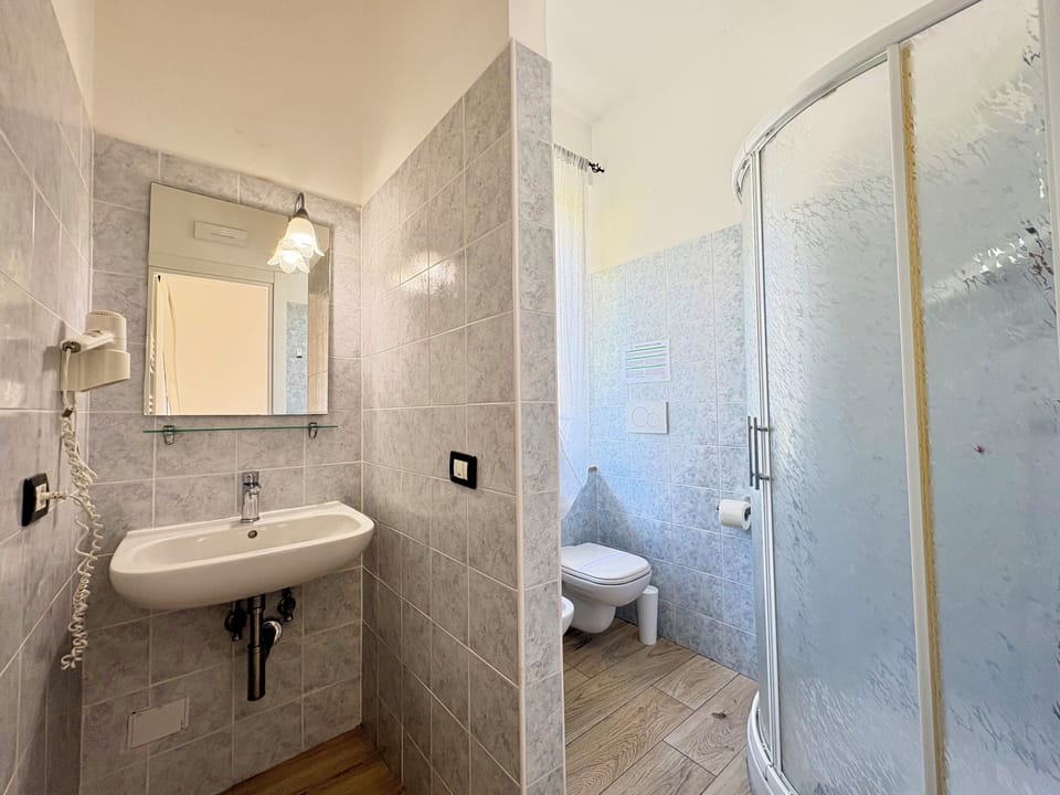 Double Room | Bathroom | Shower, free toiletries, hair dryer, slippers