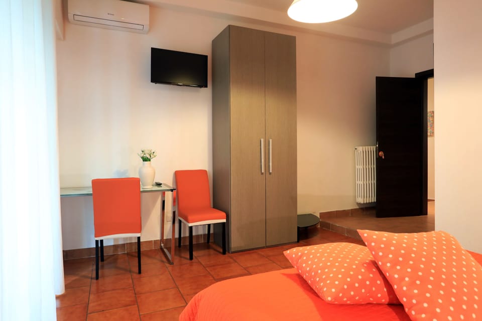 Double Room (Arancio) | Desk, iron/ironing board, free WiFi, bed sheets