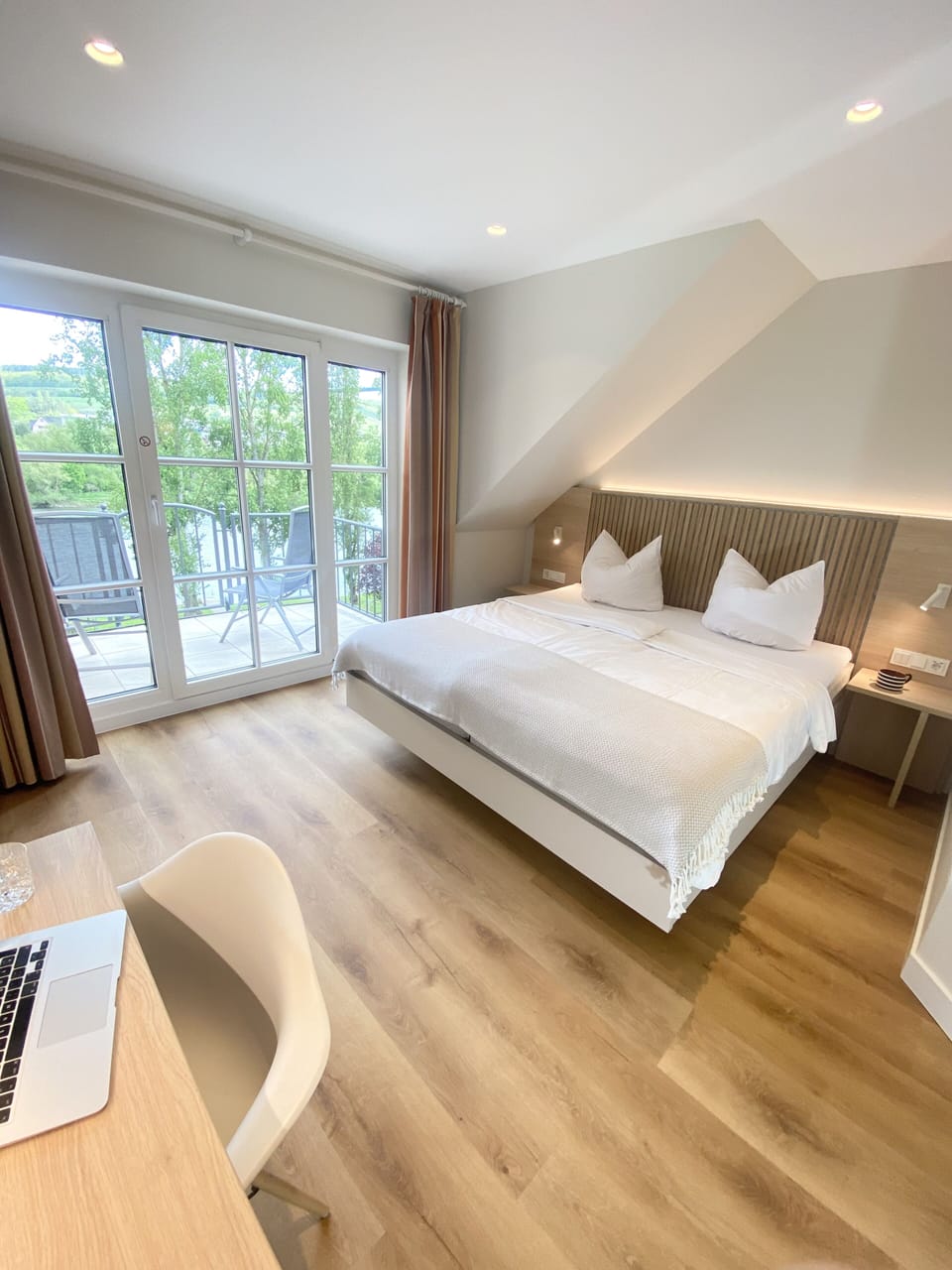 Deluxe Double Room, Balcony (Moselzimmer) | Hypo-allergenic bedding, in-room safe, individually decorated