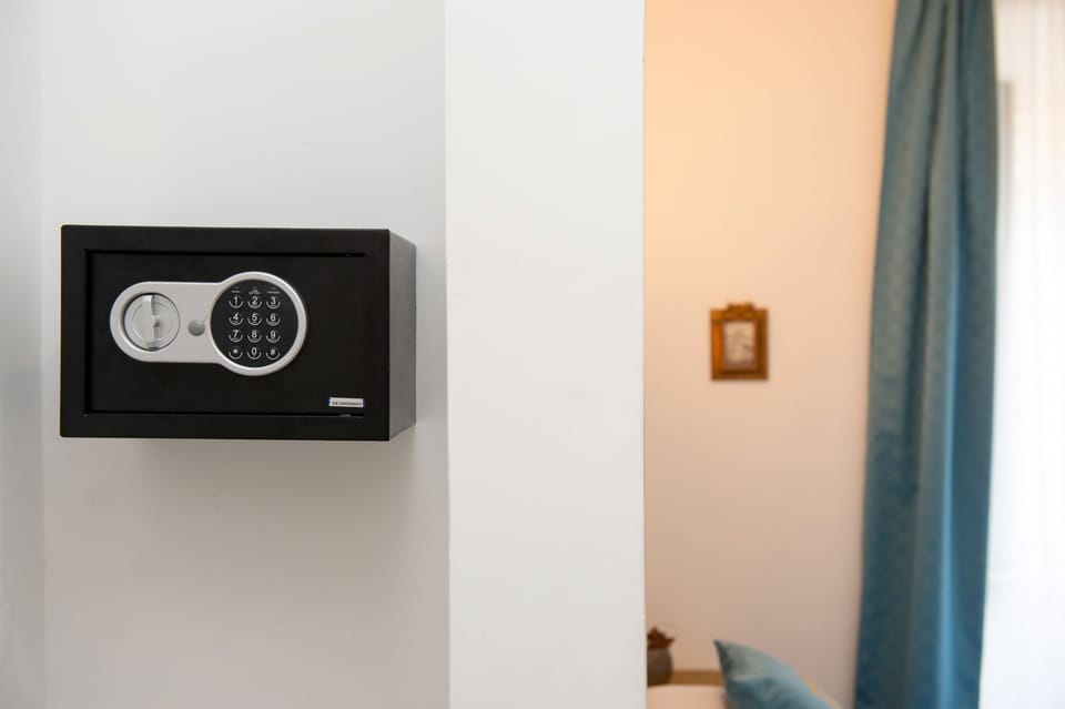 Deluxe Triple Room | Safe