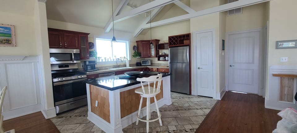 Deluxe Studio Suite, Multiple Beds, Kitchen, Ocean View | Private kitchen | Shared fridge, shared microwave, paper towels