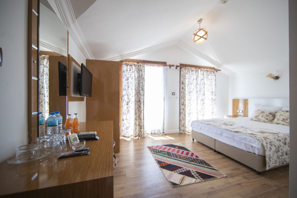 Standard Room, 1 Queen Bed, Balcony | Premium bedding, down comforters, minibar, in-room safe