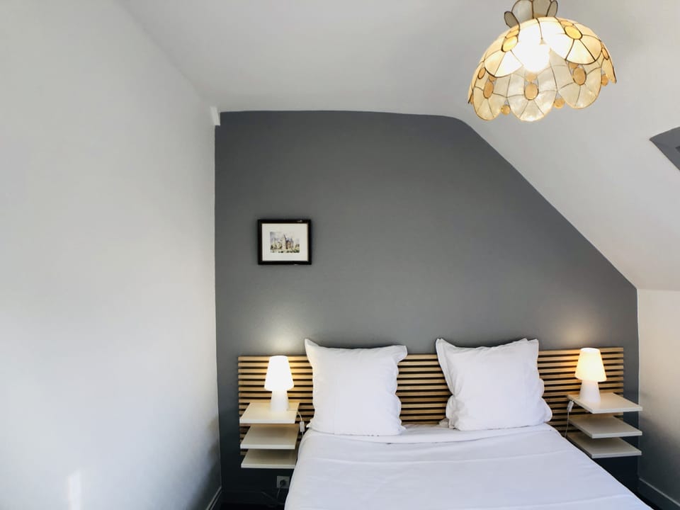 Economy Double Room | Desk, iron/ironing board, free cribs/infant beds, rollaway beds