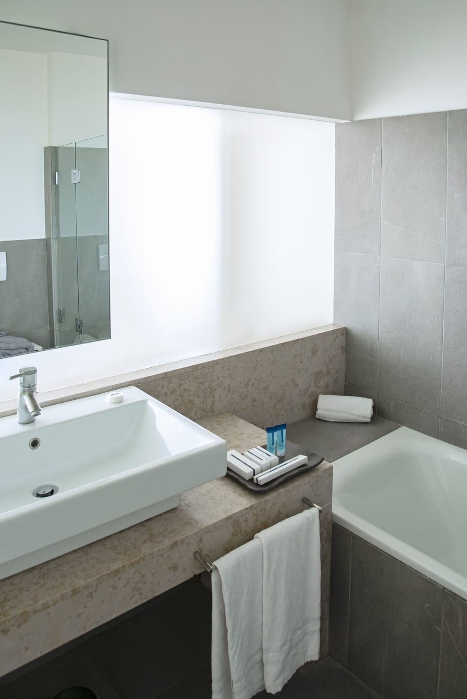 Combined shower/tub, free toiletries, hair dryer, bidet