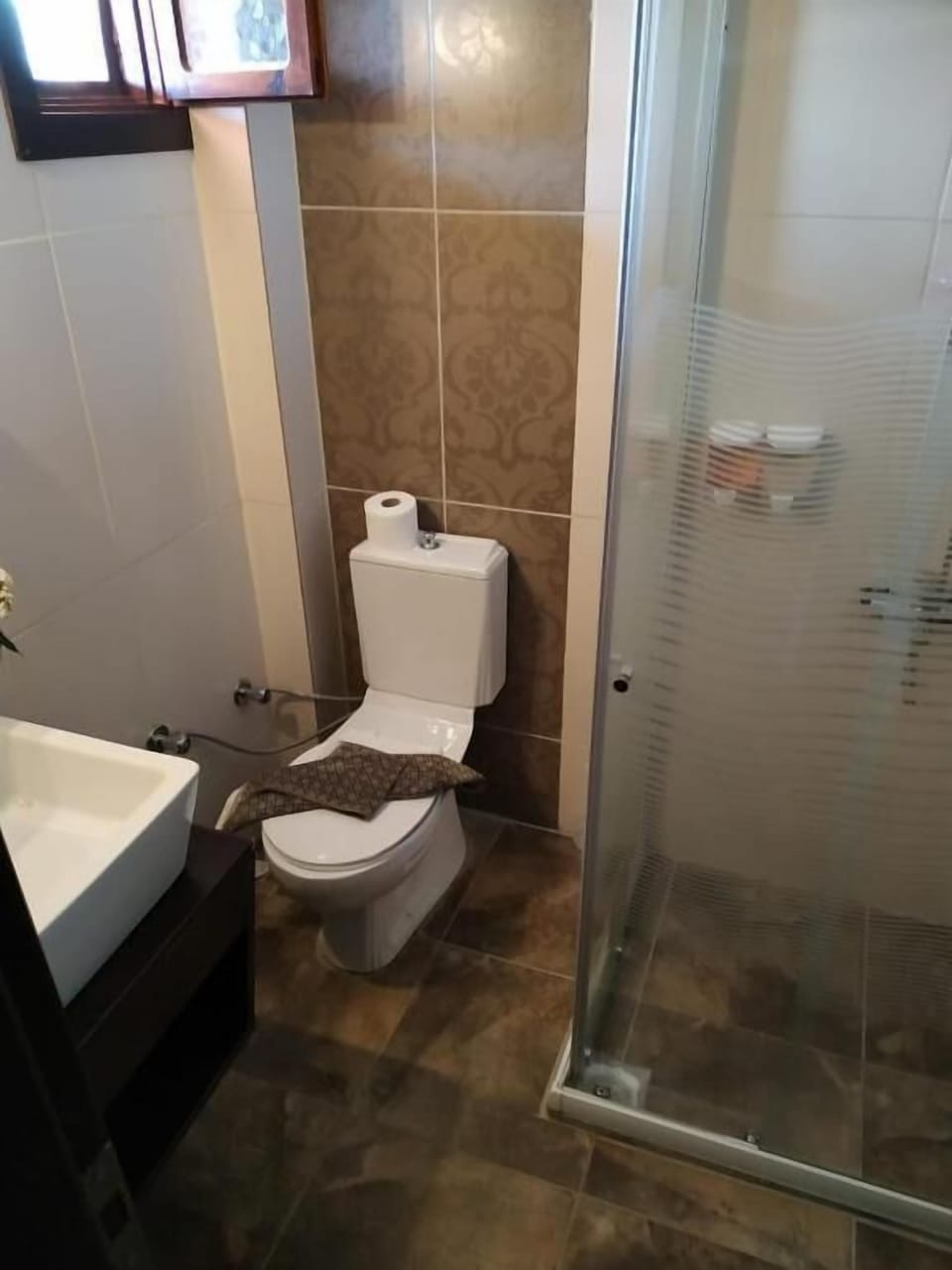 Shower, hydromassage showerhead, free toiletries, hair dryer