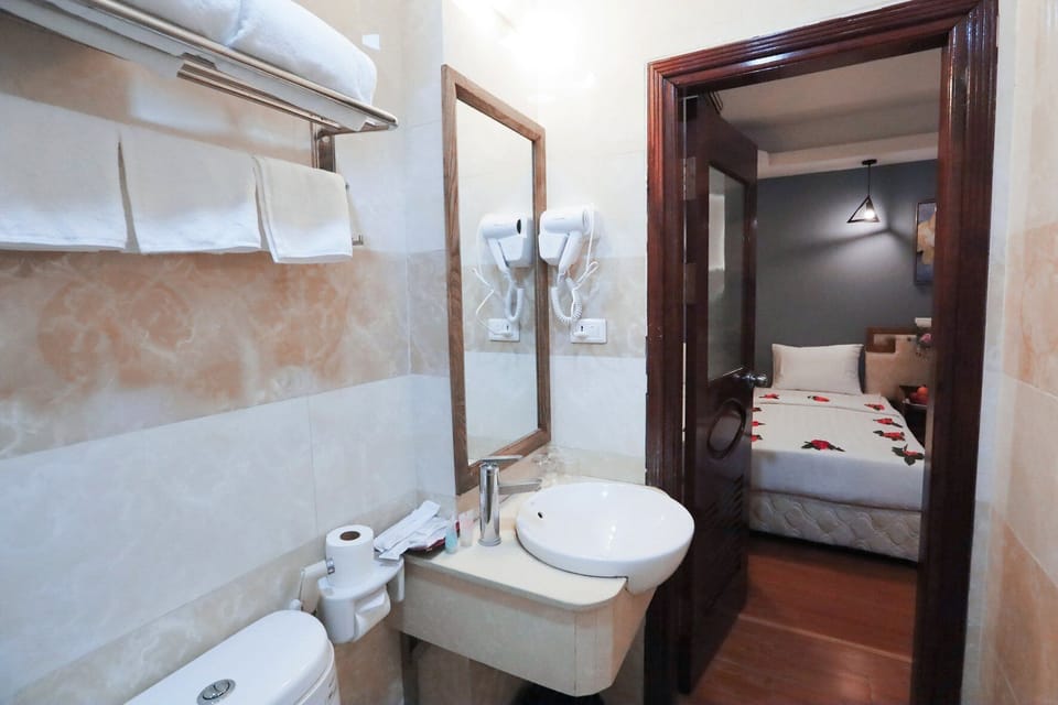 Deluxe Double Room, Non Smoking, City View | Bathroom | Shower, rainfall showerhead, free toiletries, hair dryer