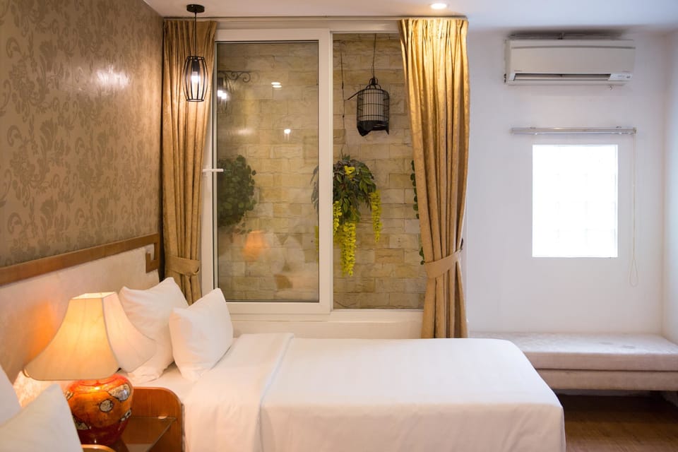 Deluxe Twin Room, Non Smoking | Minibar, in-room safe, individually decorated, individually furnished