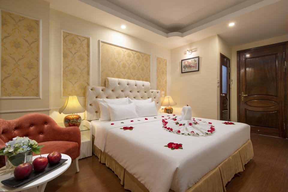 Honeymoon Room | Living area | 20-inch flat-screen TV with cable channels, TV