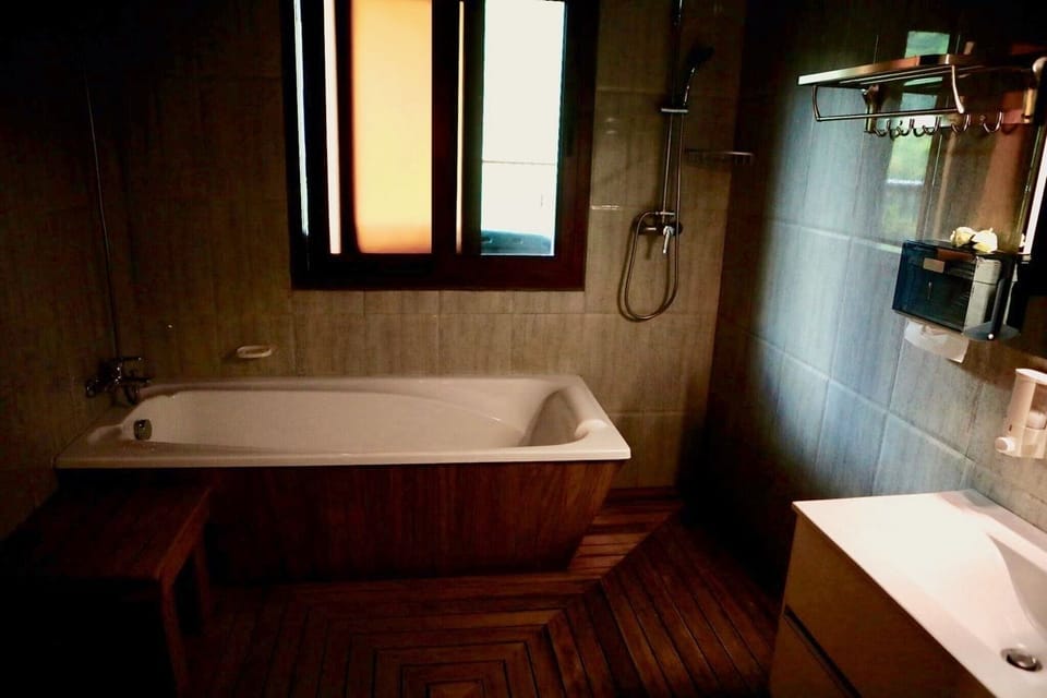 Economy Room (Palm) | Bathroom | Separate tub and shower, deep soaking tub, free toiletries, hair dryer