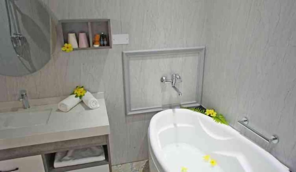 Junior Room, 1 King Bed, Bathtub, Partial Ocean View | Bathroom | Separate tub and shower, deep soaking tub, free toiletries, hair dryer