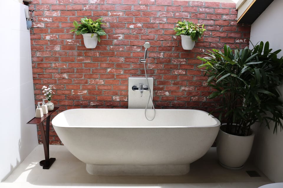 Deluxe Loft | Bathroom | Separate tub and shower, hydromassage showerhead, free toiletries