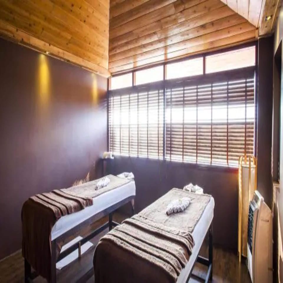 Couples treatment rooms, sauna, steam room, aromatherapy