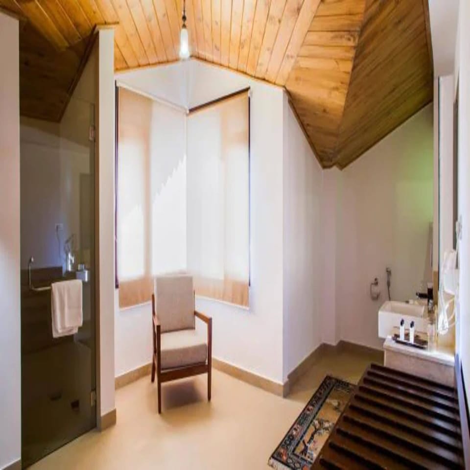 Shower, rainfall showerhead, free toiletries, hair dryer
