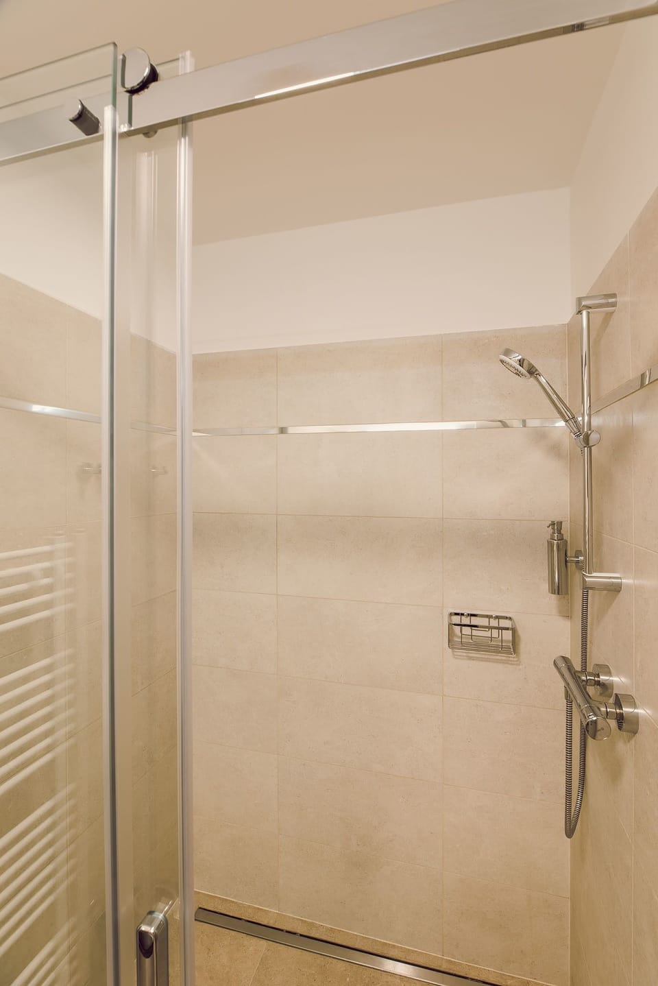 Deluxe Double Room | Bathroom shower