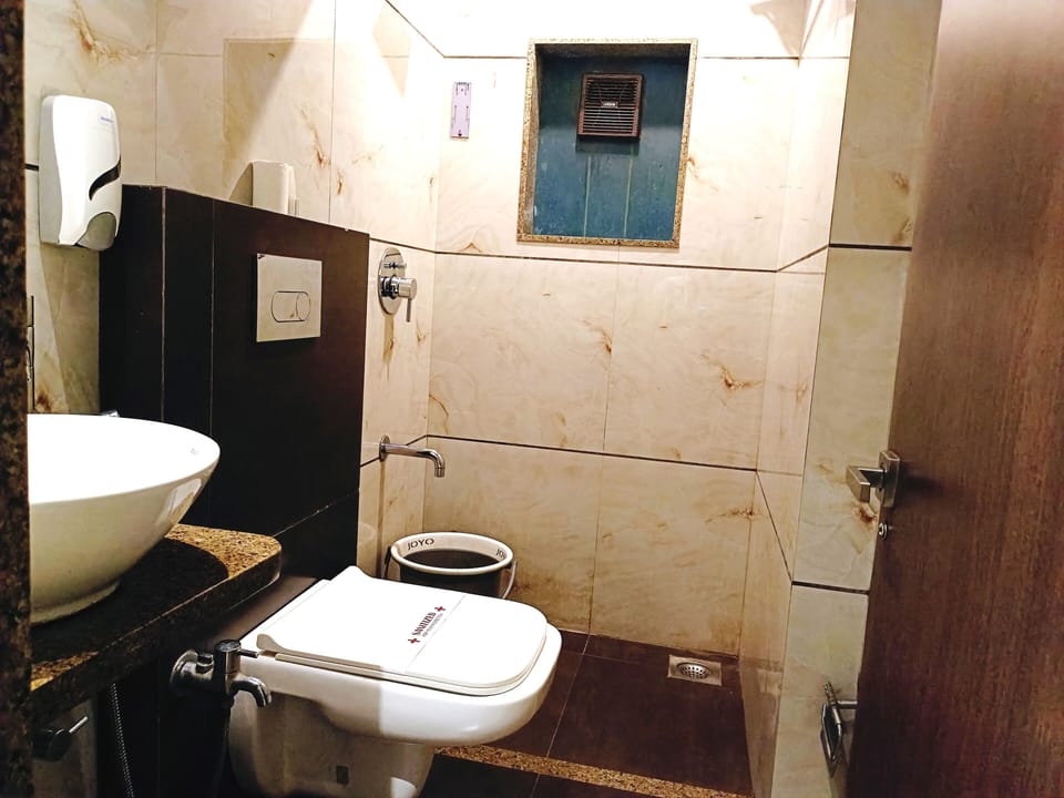 Super Deluxe Room | Bathroom | Shower, free toiletries, slippers, towels