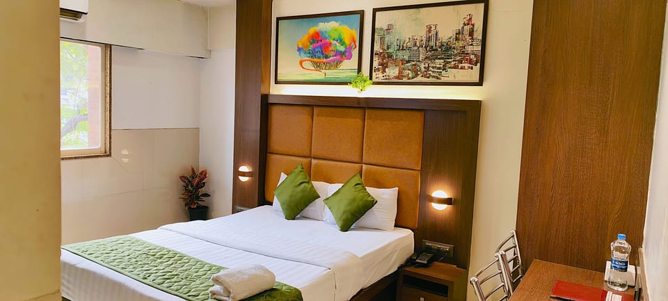 Executive Room | Desk, blackout drapes, free WiFi, bed sheets