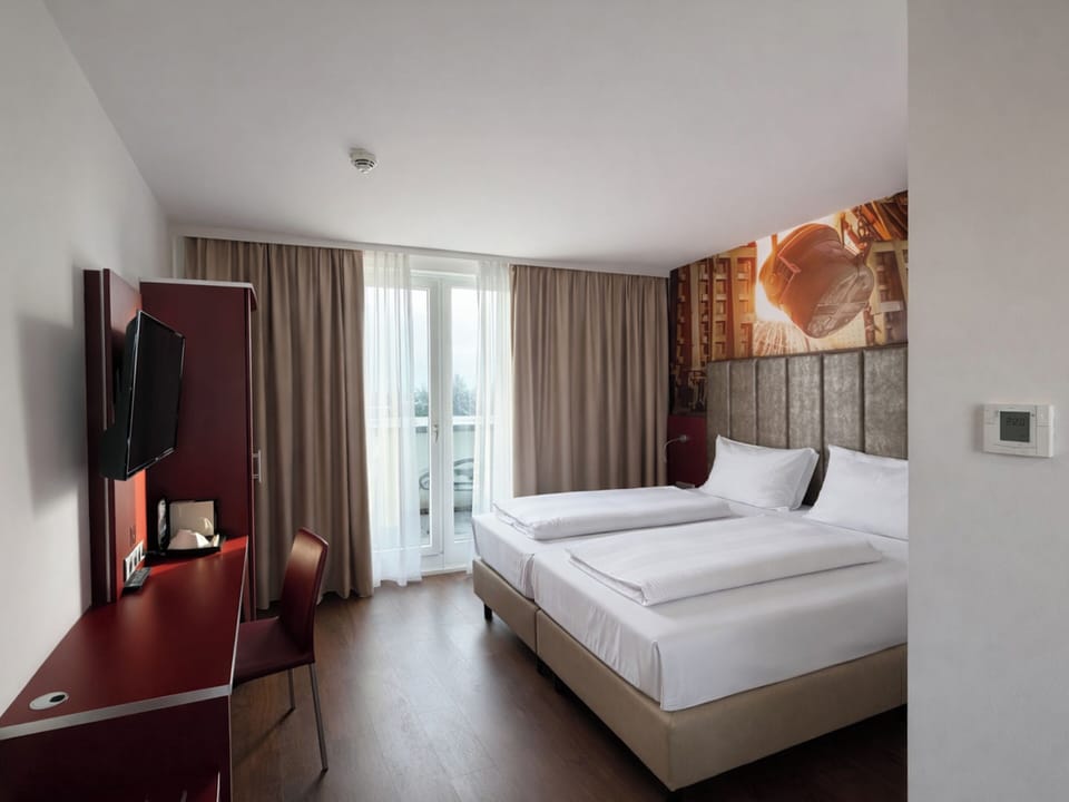Comfort Double Room | Hypo-allergenic bedding available, minibar, in-room safe, desk