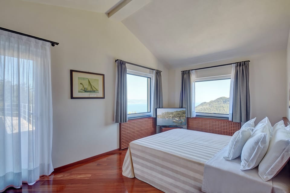 Deluxe Double or Twin Room | Premium bedding, minibar, blackout drapes, soundproofing