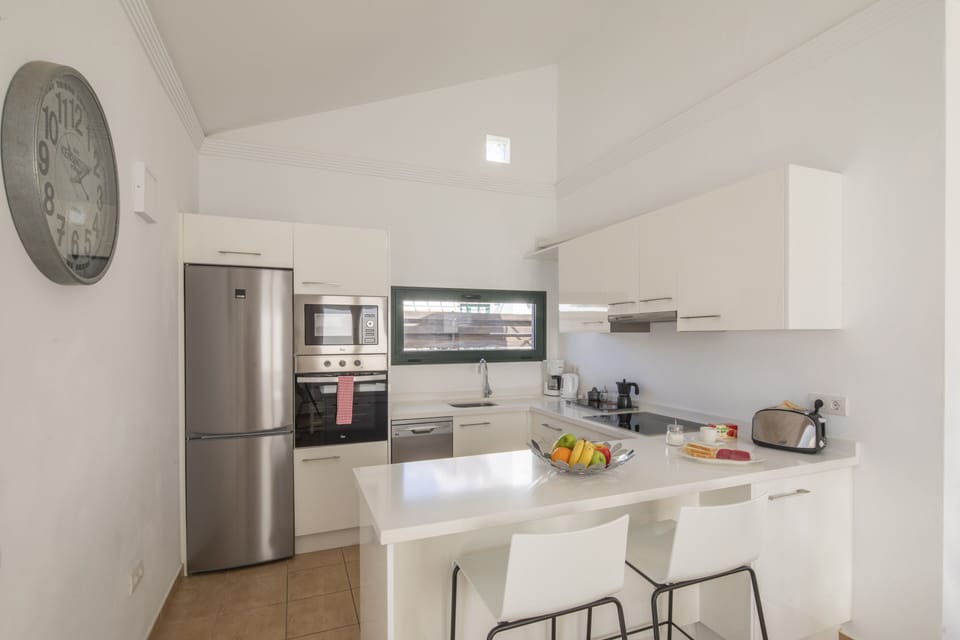 Villa | Private kitchen | Full-size fridge, microwave, oven, stovetop