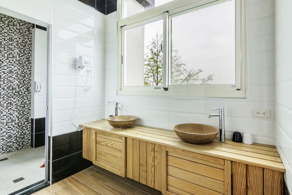 Room, Courtyard View | Bathroom | Separate tub and shower, deep soaking tub, hair dryer, slippers