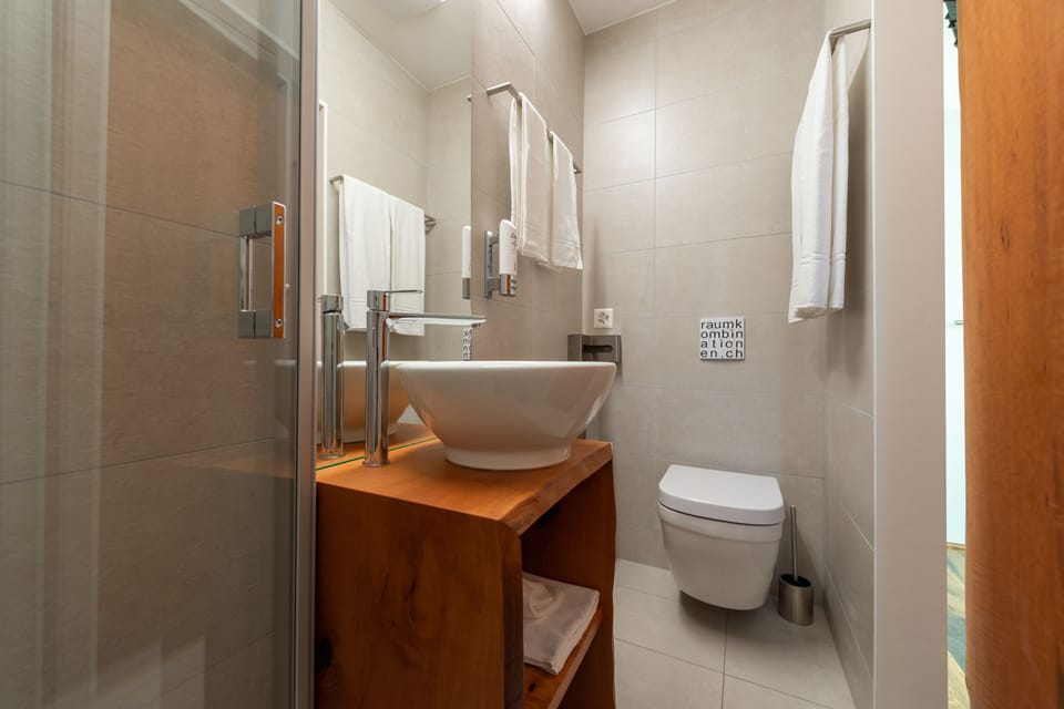 U-Bahnstation & Rolltreppe  (Balcony) | Bathroom | Shower, towels, soap, toilet paper