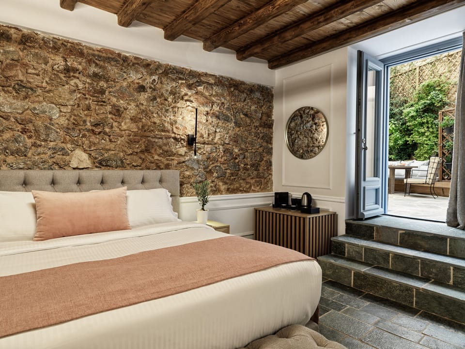 Courtyard Suite | 1 bedroom, minibar, in-room safe, laptop workspace