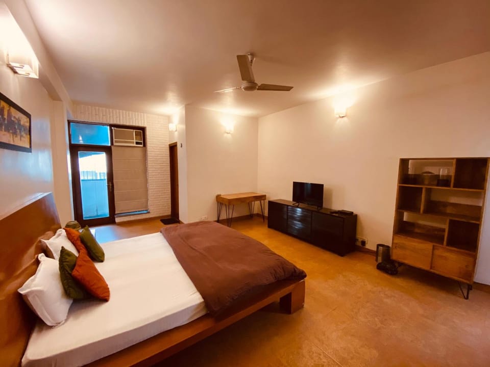 In-room safe, soundproofing, free WiFi, bed sheets