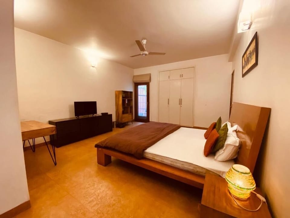 In-room safe, soundproofing, free WiFi, bed sheets