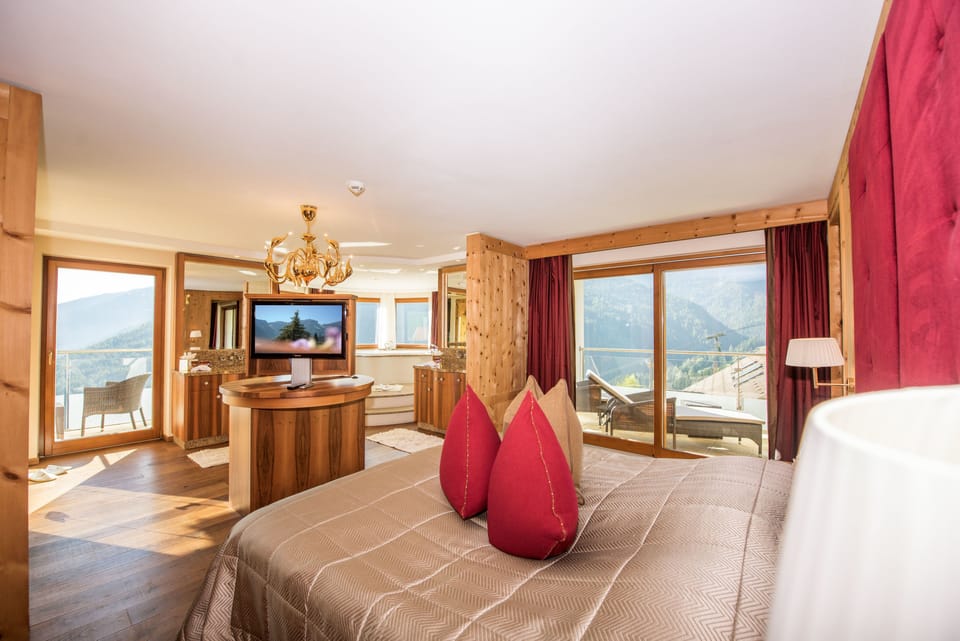 Suite, Sauna | In-room safe, desk, soundproofing, free WiFi