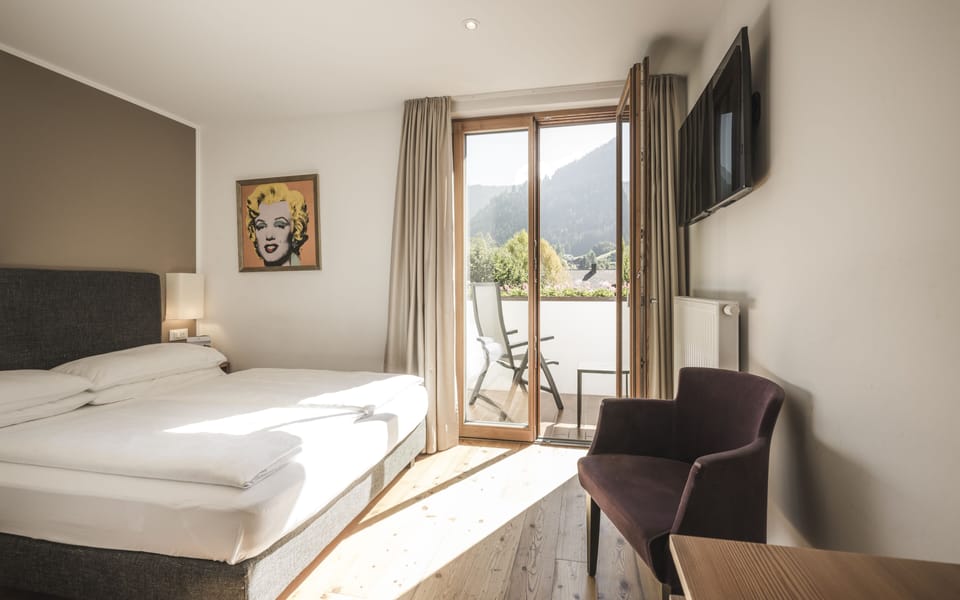 Small Superior Room (Queen Size Bed 140 cm) | In-room safe, individually decorated, desk, blackout drapes