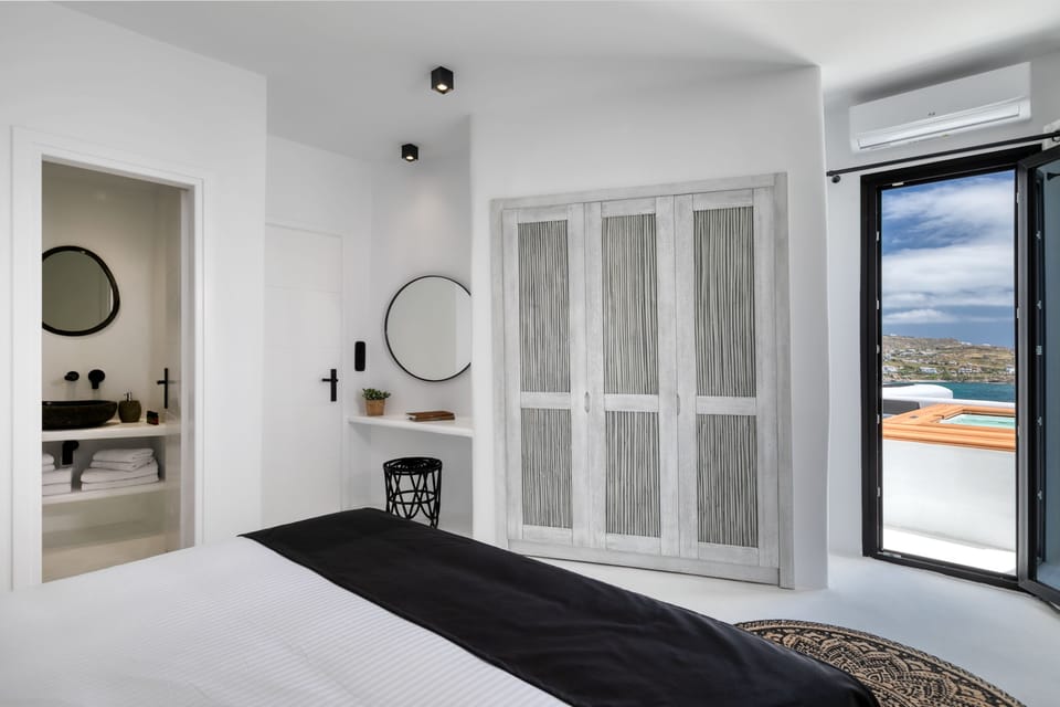 5 bedrooms, Egyptian cotton sheets, premium bedding, down comforters