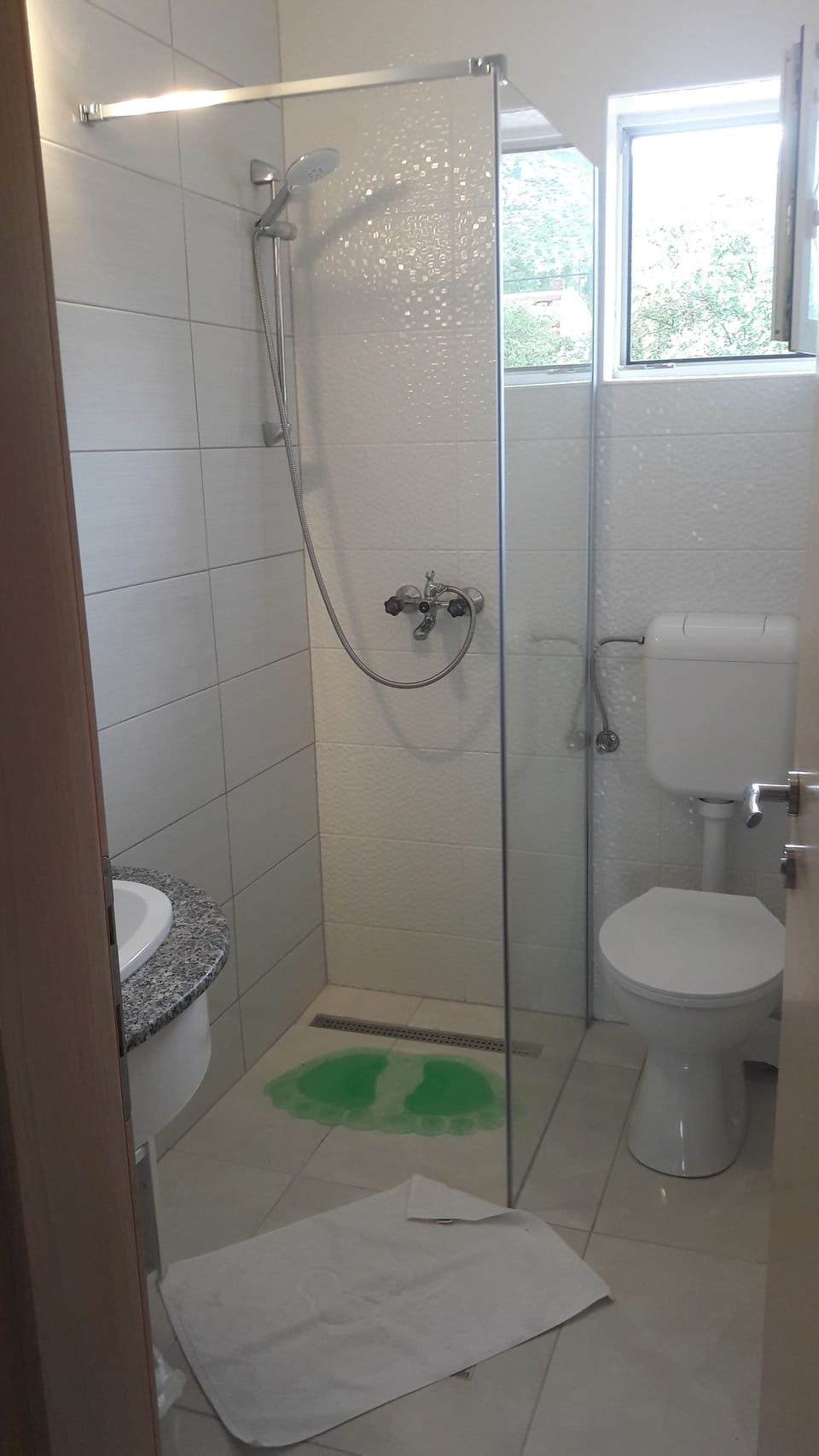 Apartment, 1 Bedroom, Partial Sea View, Beachside | Bathroom | Shower, hair dryer, towels
