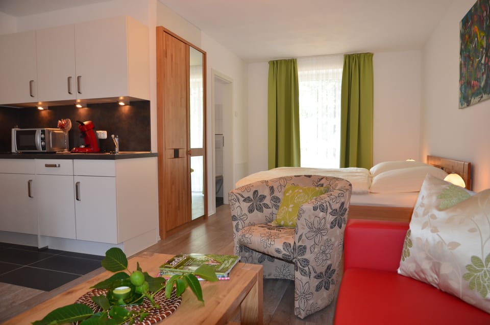 Apartment, 1 Queen Bed (für 2 Personen) | In-room safe, desk, blackout drapes, soundproofing