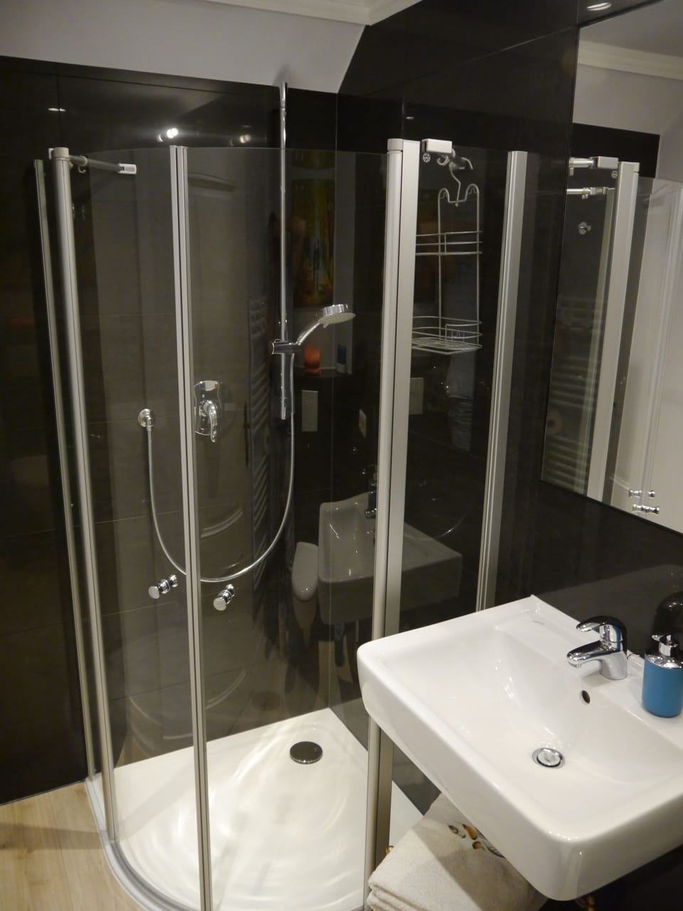 Romantic Double Room, Courtyard View (Federzimmer) | Bathroom | Shower, rainfall showerhead, hair dryer, towels